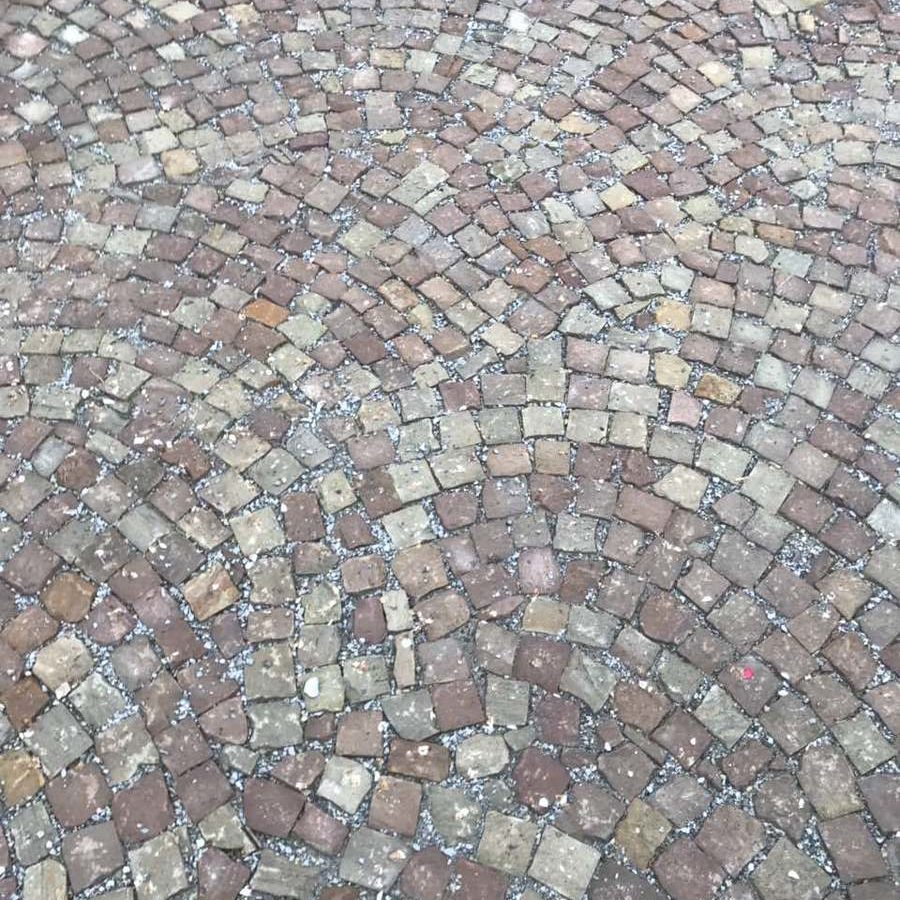 Бруківка з природного каменю