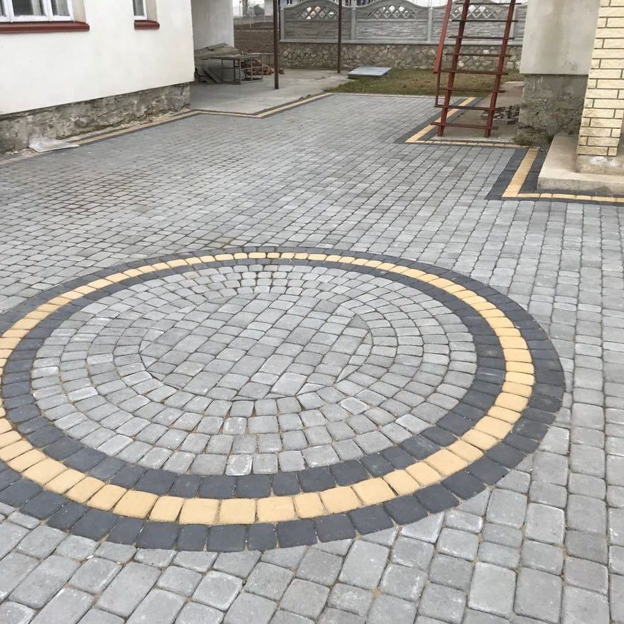 Сіре подвір'я із колом