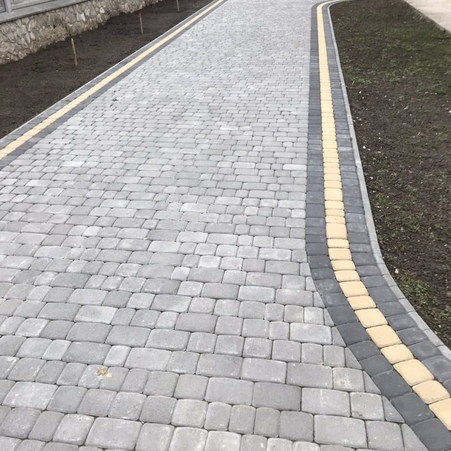 Сіре подвір'я із колом