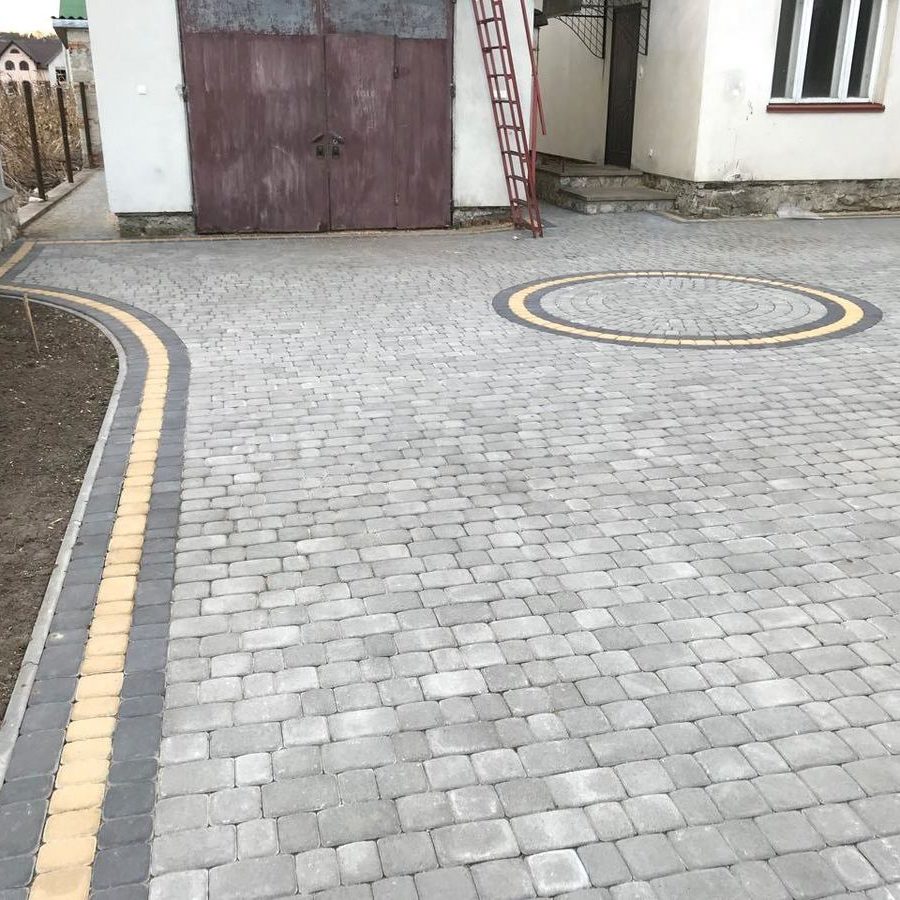 Сіре подвір'я із колом