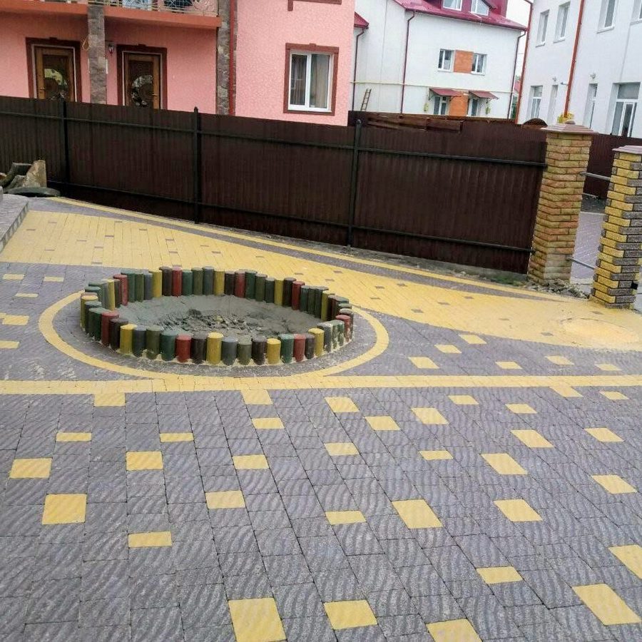 Подвір'я з клумбою