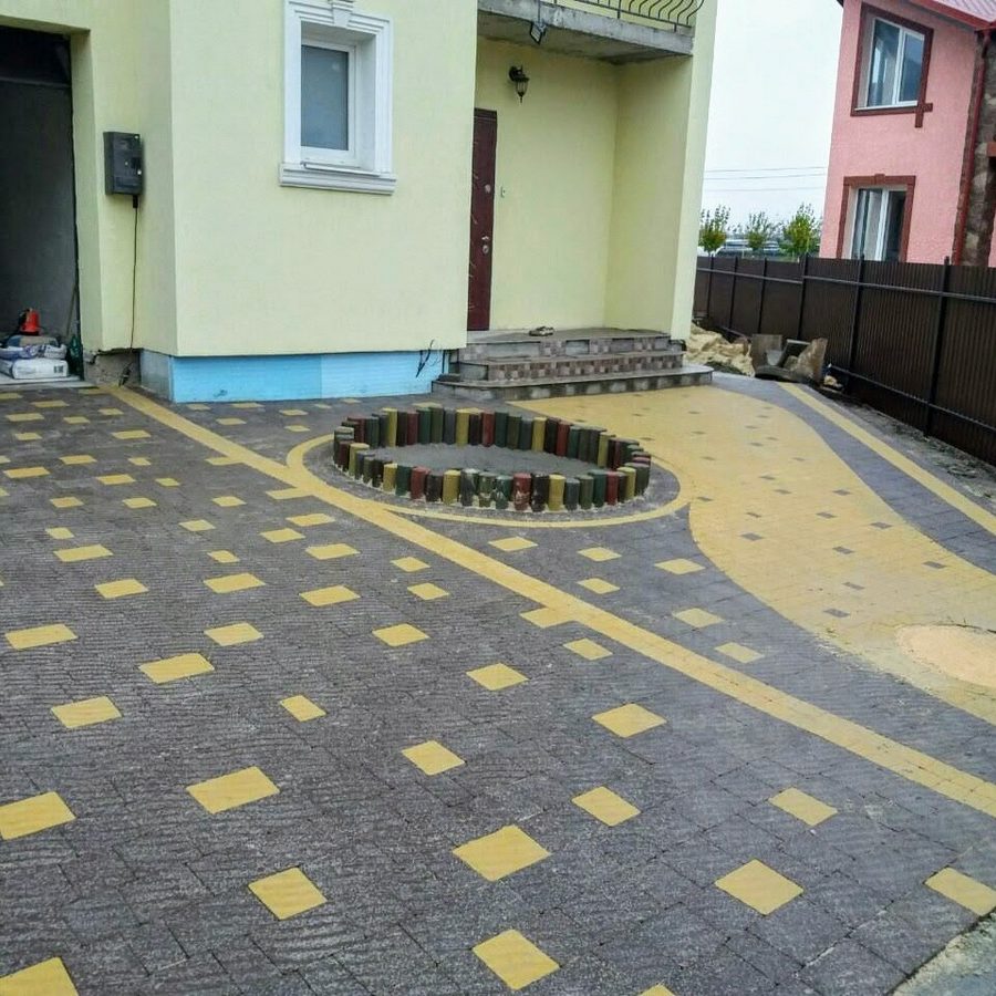 Подвір'я з клумбою