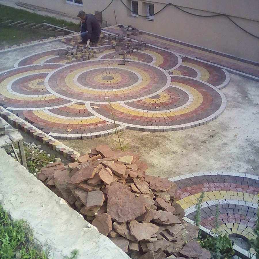 Мощення візерунком