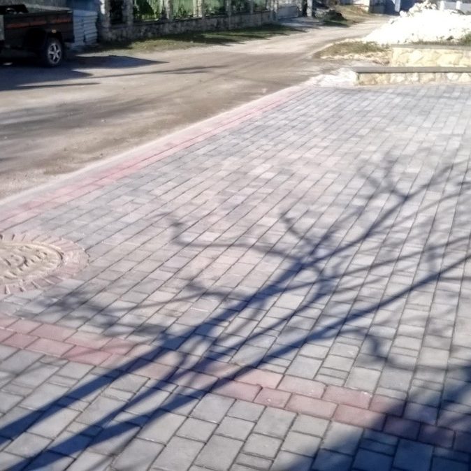 Подвір'я з клумбами